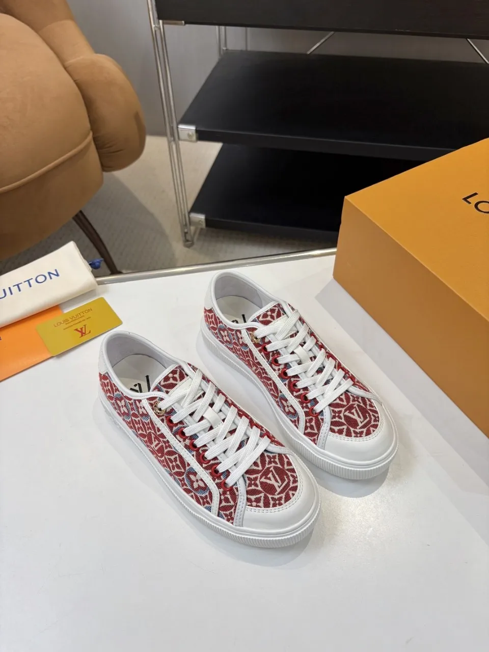 p580🐮🐮 LV couple skate shoes｜Classic jacquard, the ultimate code for a sweet outing! 👫** This pair of shoes is Louis Vuitton's love letter to fashionistas💌 - **classic presbyopic skate shoes**, the perfect choice for couples to go out on the street!  🔸 **Luxury details are a must-have**: Jacquard fabric  🔸 **So comfortable that you don’t want to take it off**: The sheepskin lining is skin-friendly and breathable, warm in autumn and winter without stuffing your feet, refreshing in spring and summer without being sticky, and you can wear it with a high-end feel in all seasons!  🔸 **Steady sense of security**: Non-slip rubber outsole, perfect grip, accompanying you through romantic streets.  **💑 Couple outfit inspiration**: ▪️ For boys, pair with leggings + baseball cap for a trendy street look!  ▪️ Girls can wear short skirts or shark pants, and the sweet and cool style is easy to choose~ **#Louis Vuitton #couple shoes #presbyopia classic** **👉 Click to collect and become the most fashionable CP in the circle of friends with him! ** Fabric: Imported cowhide/classic jacquard fabric Lining: Sheepskin lining Sole: Original rubber sole Size: Women’s size 35-42 (40/41/42 customized) Men’s size 39-45 (39.45 customized)